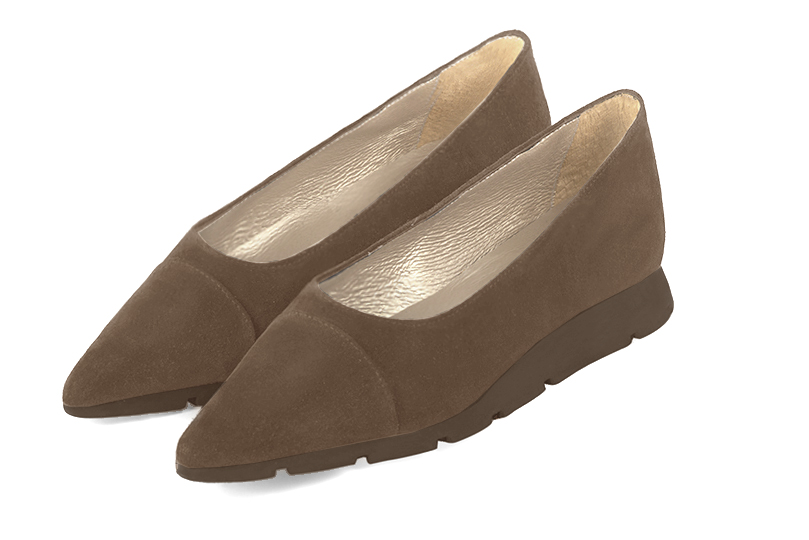 Chocolate brown women's ballet pumps, with wedge soles. Pointed toe. Flat rubber soles. Front view - Florence KOOIJMAN